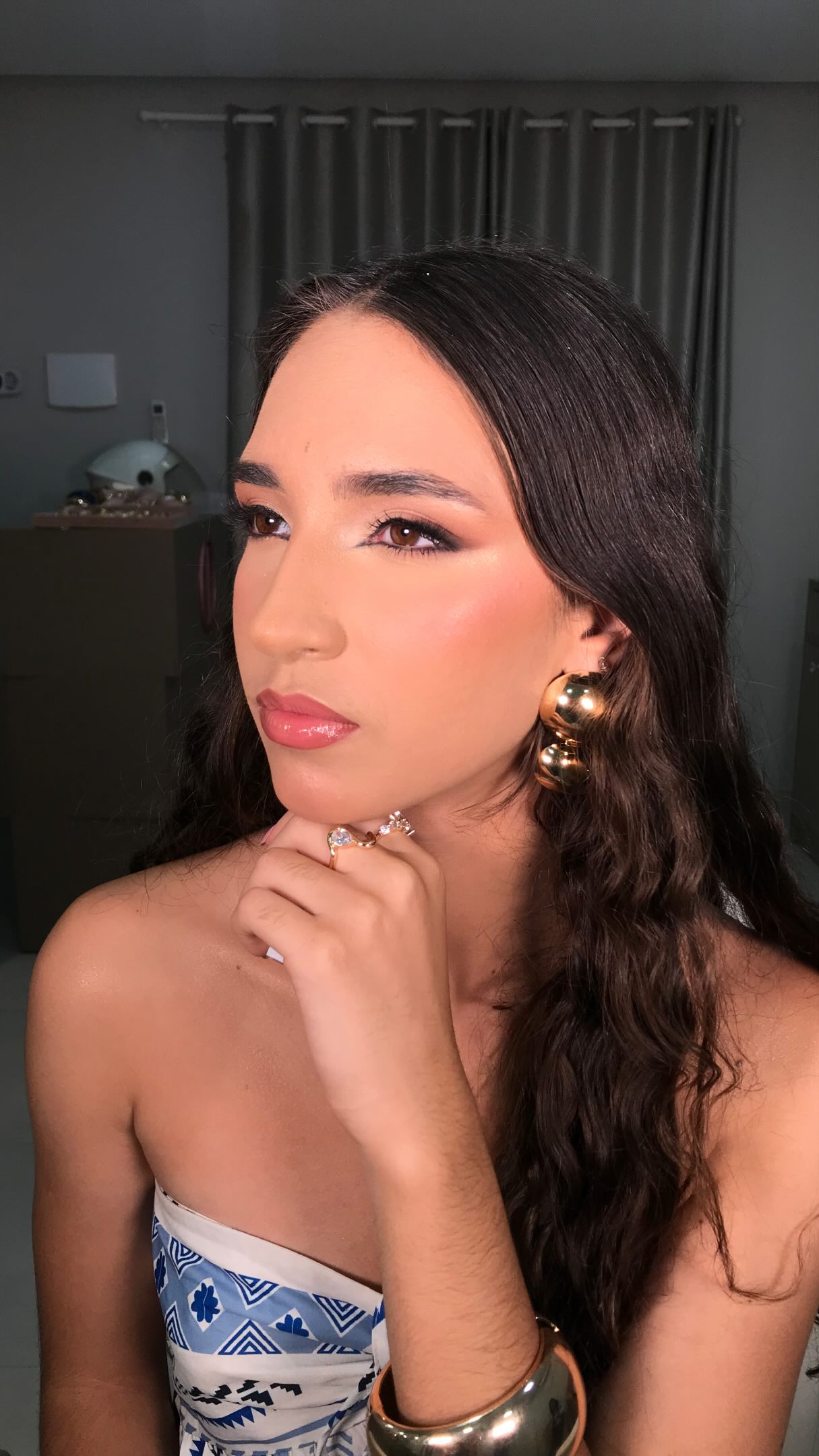 Maquiagem com olhos esfumados, pele iluminada e lábios rosados, publicada no perfil Gaby Alecrim